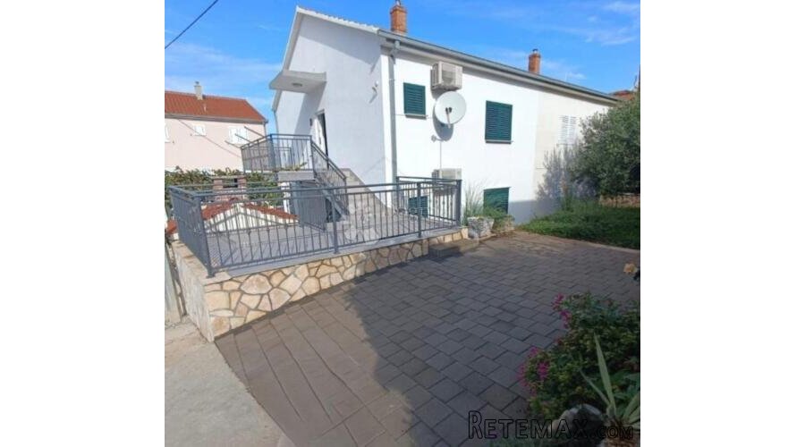 Dvojna kuća na 150m od mora, Okrug Gornji