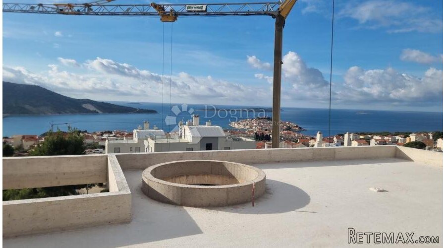 PRIMOŠTEN-PENTHOUSE NA TOP LOKACIJI