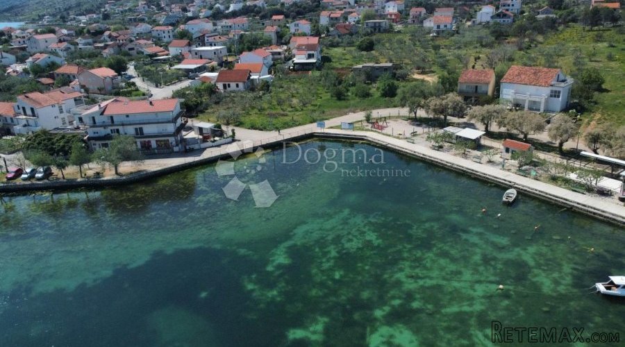 RASLINA (ŠIBENIK)-GRAĐEVINSKO ZEMLJIŠTE PRVI RED