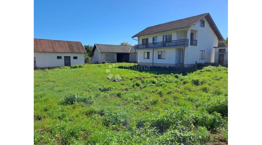 Sunčan i uredan posjed u gradu duhova