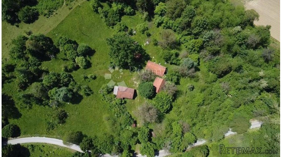 Zemljište u Tounju sa drvenim starinama