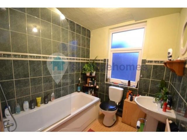House - Don't miss out on this SPACIOUS..