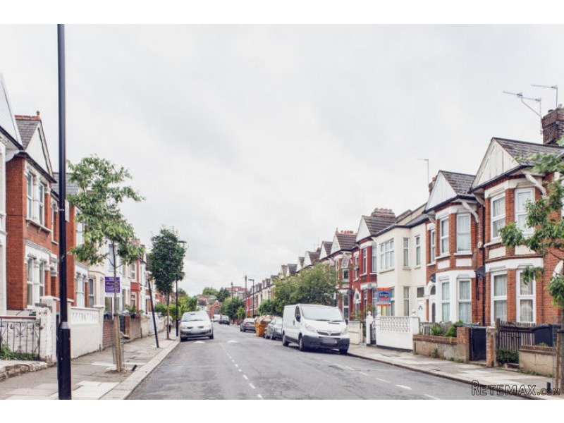 Single with double bed near Tottenham.. - 2
