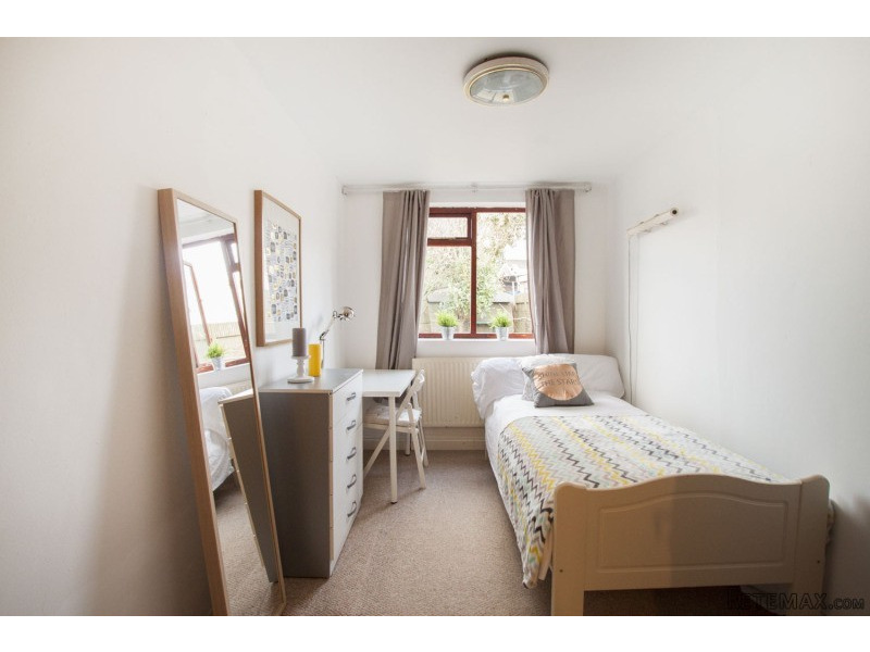 Single with single bed near Hanger Lane..