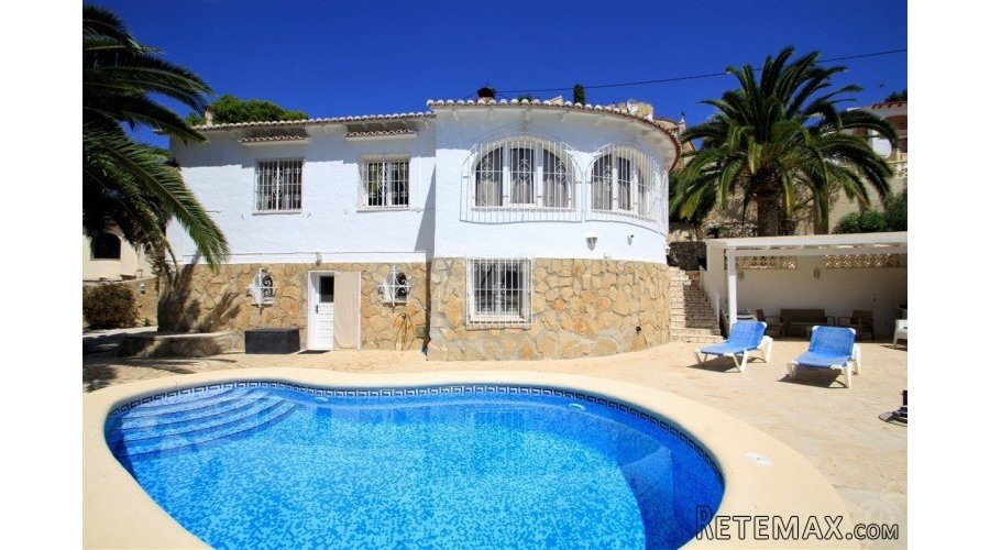 This well presented villa is distributed over two levels..