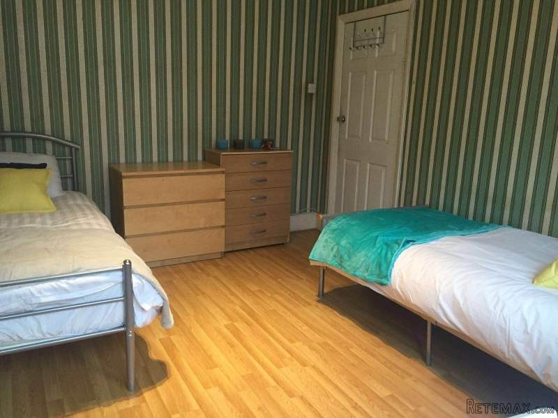Single bed in a twin room near Turnpike..