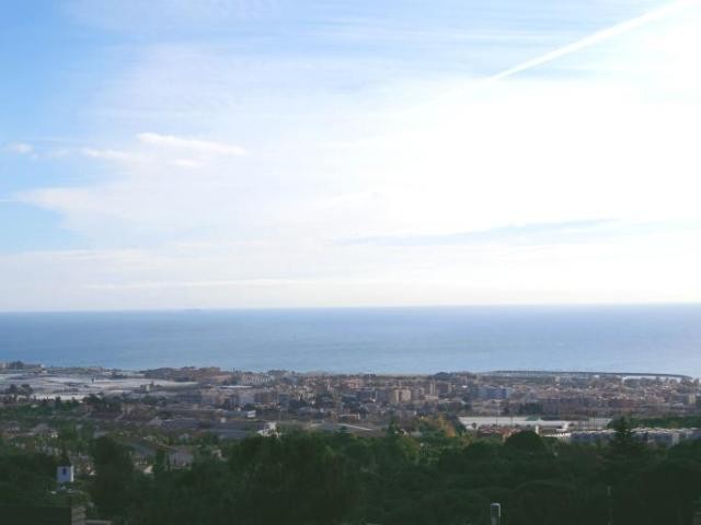 Plot in the center with view -Coast..