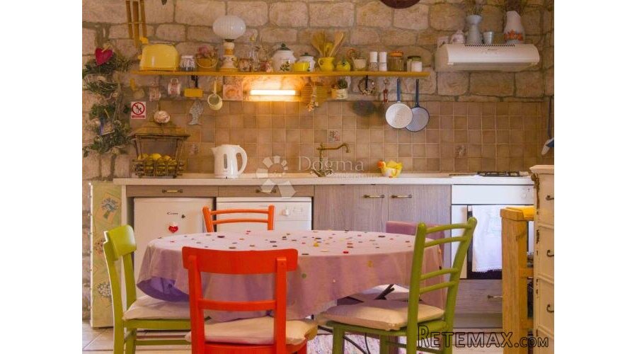 UNIKATNA KAMENA KUĆA NA OTOKU VISU - 2