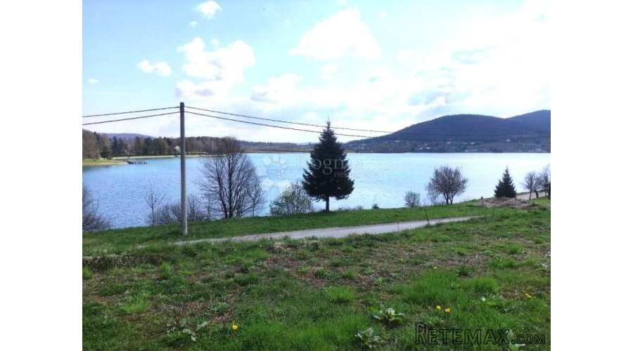 Građevinski teren uz samo jezero Sabljake