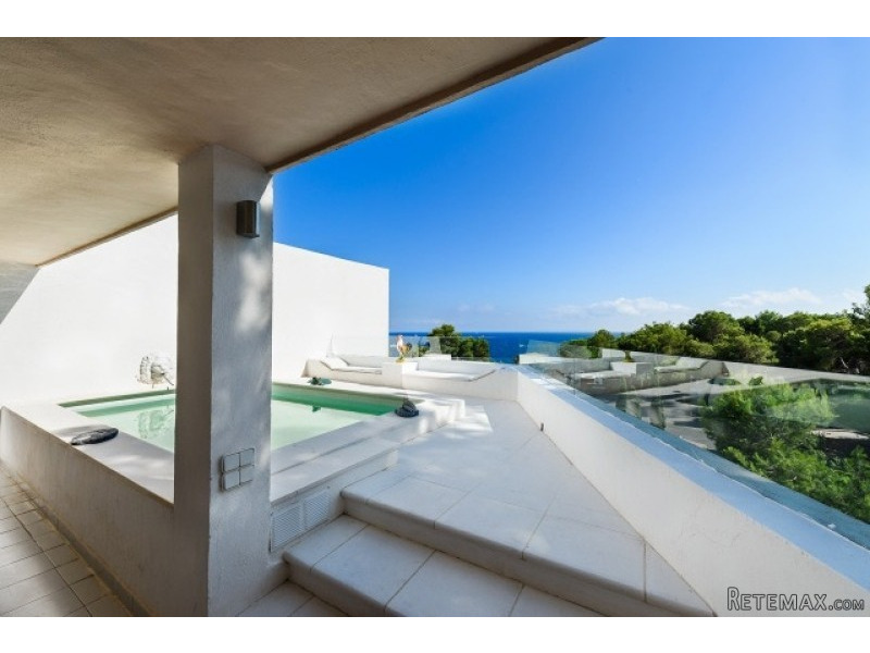 Corner terraced house with sea views in..
