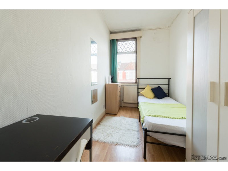 Single with single bed near Turnpike..