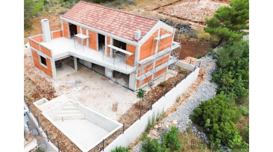 Vila s bazenom u zelenoj oazi - 3
