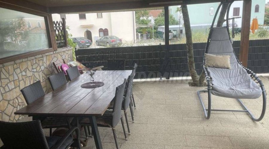 Apartman s prekrasnom okućnicom!! Malinska-okolica - 8