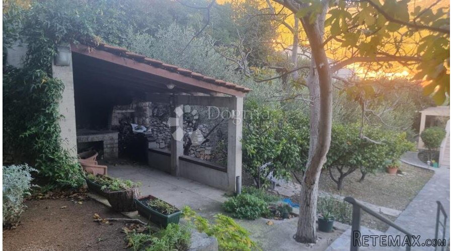 Prostrana kuća s apartmanima na atraktivnoj lokaciji - 2