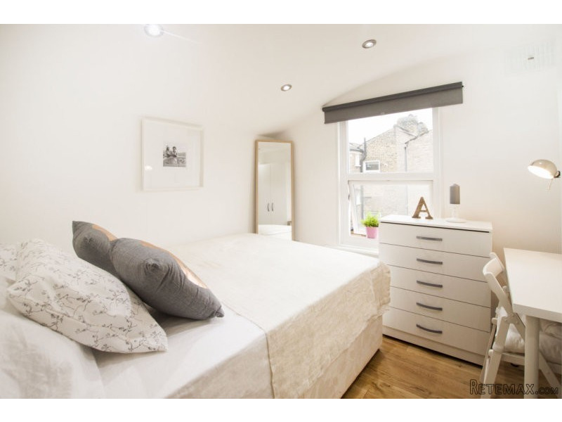 Single with double bed near Clapham..