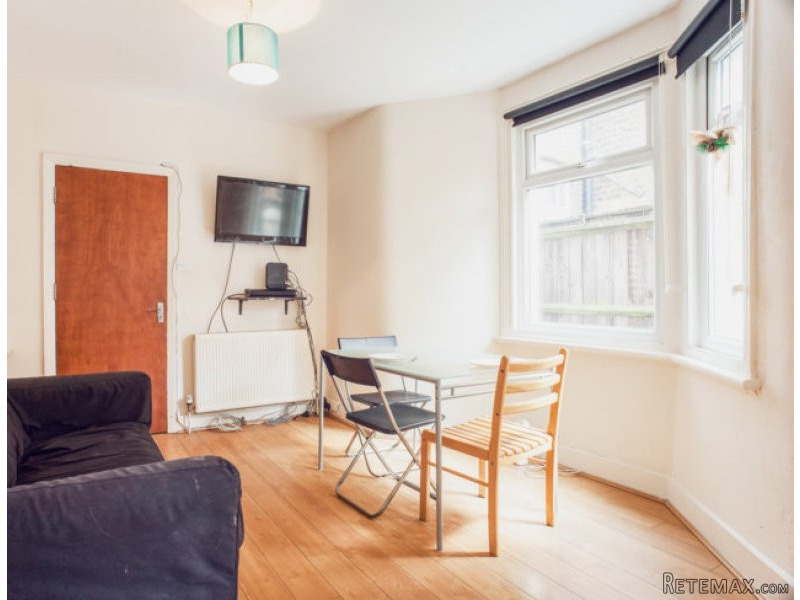 Single with double bed near Turnpike.. - 2