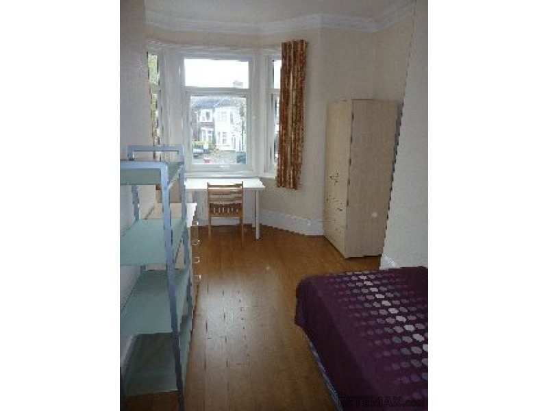 Single with double bed near Turnpike..