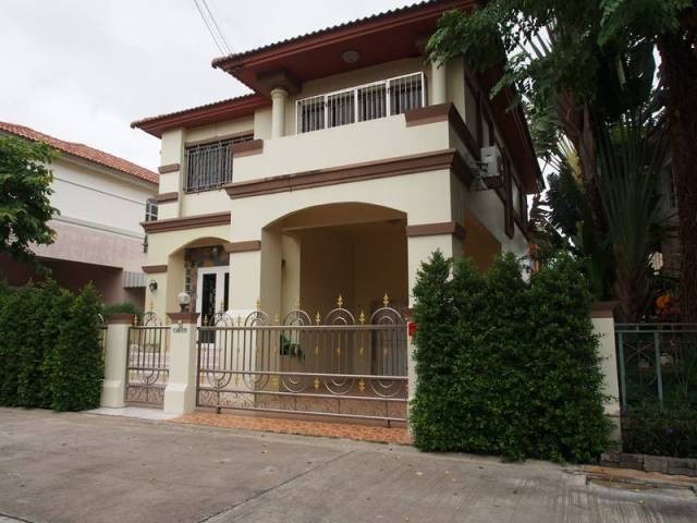 Ideal family house in the center of..