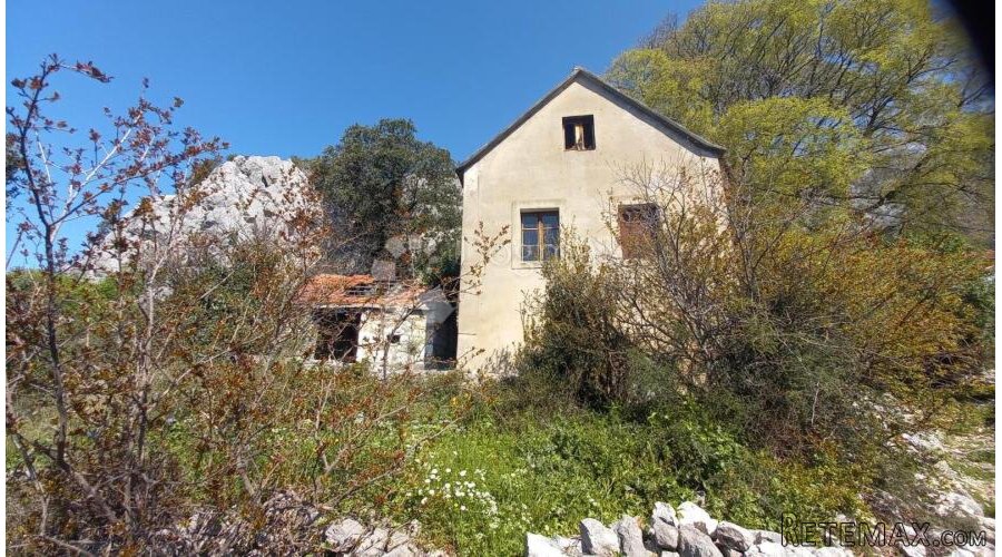 Zemljište sa starom kućom-za renoviranje