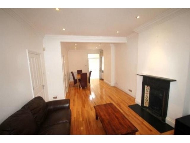 4 Bed House To Let in London - 2