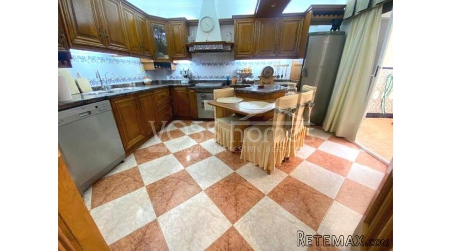 A large 2 storey, 4 bed, 3 bath with Double garageand.. - 10