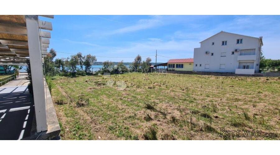 Ljubač prvi red: 3034 m² uz pješčanu plažu