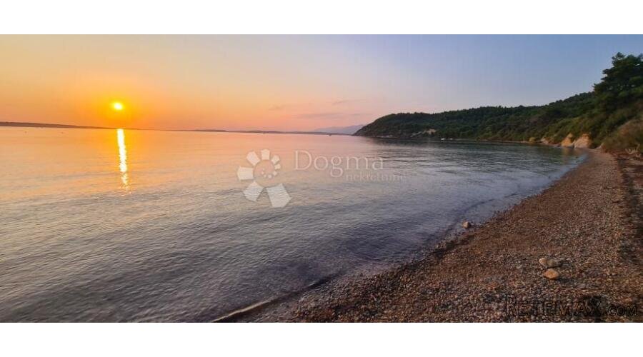 Ljubač | 1. red do mora – građevinsko 900 m2