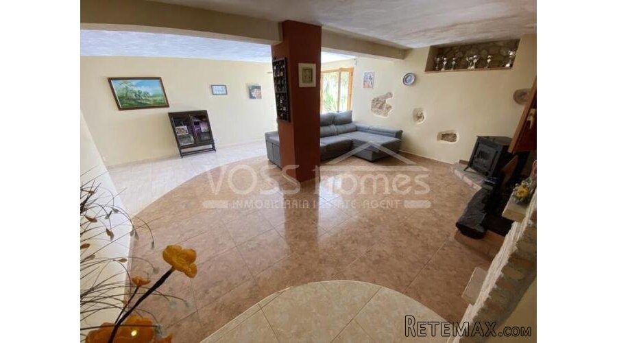 EXCLUSIVE TO VOSS HOMES - Large, renovated, country house.. - 17