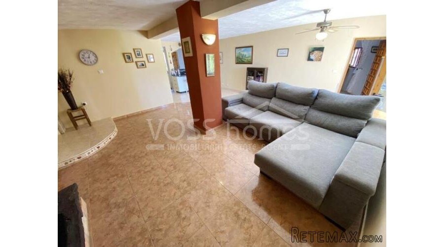 EXCLUSIVE TO VOSS HOMES - Large, renovated, country house.. - 20