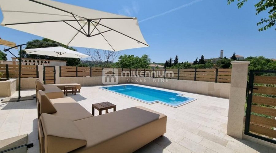 Otok Krk, Krk, 78.23m2, troetažni apartman s okućnicom i b..