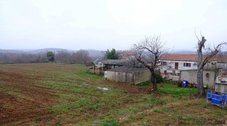 Istra, Bale, stara kamena kuća, dvorište - 4