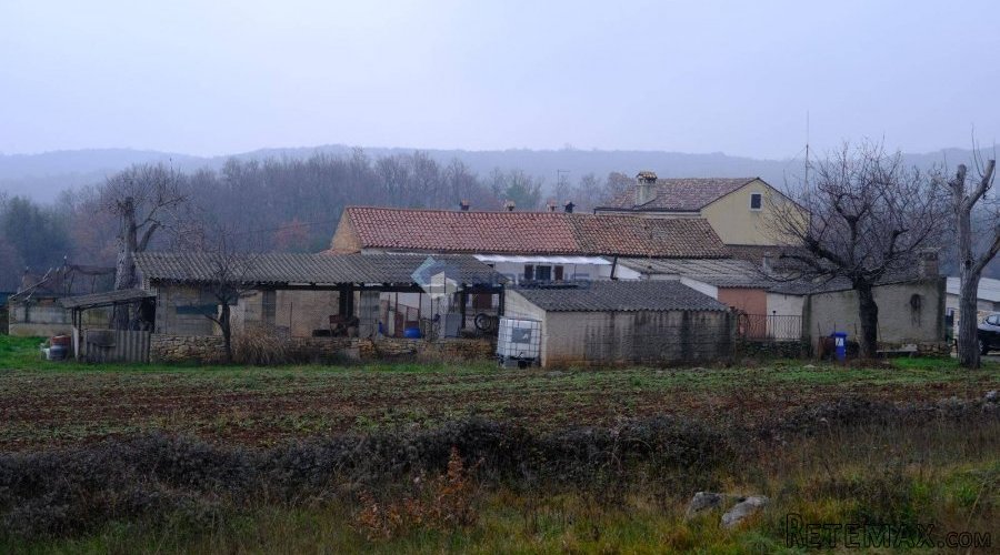 Istra, Bale, stara kamena kuća, dvorište - 6