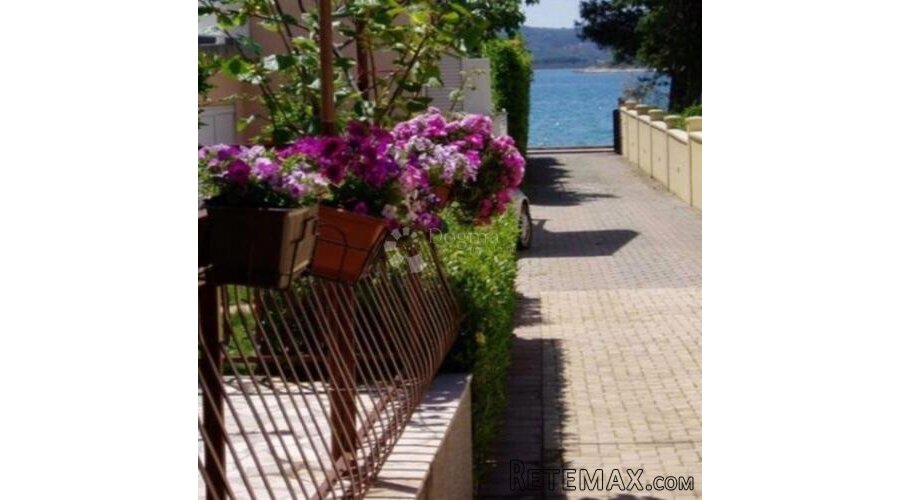 KUĆA 50m OD MORA