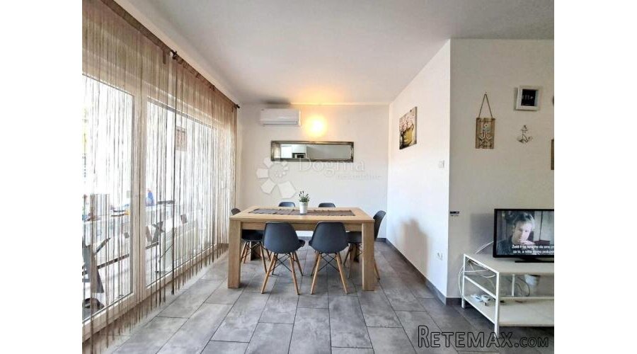 Impresivni stan s dvije terase, jacuzzijem i parkirnim mjest