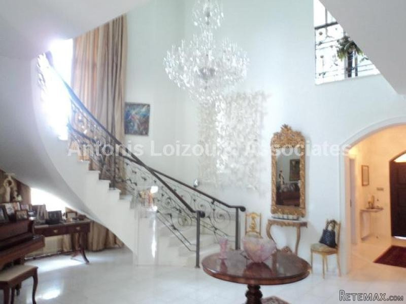 Five Bedroom House with swimming pool..