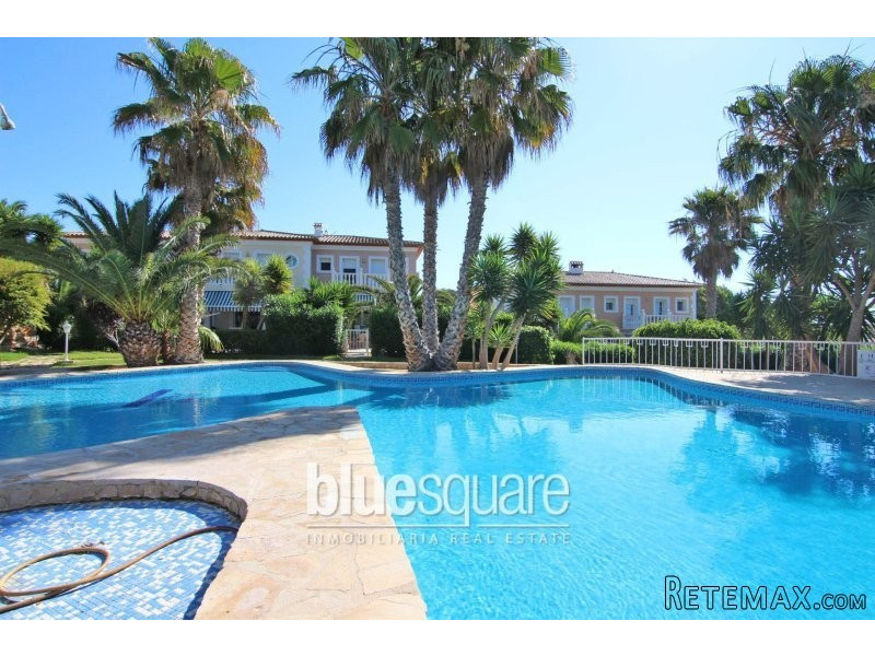 Lovely corner semi-detached house in a..