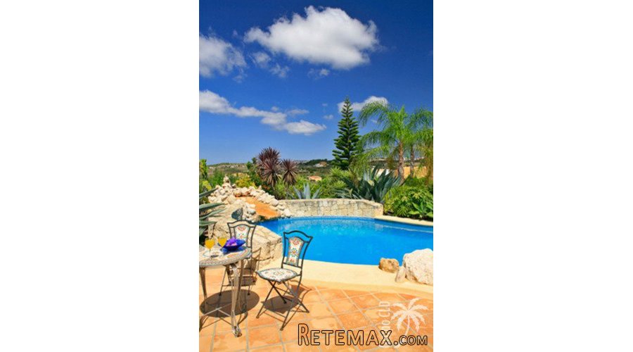 This finca, with a refreshingly practical floor-plan.. - 2