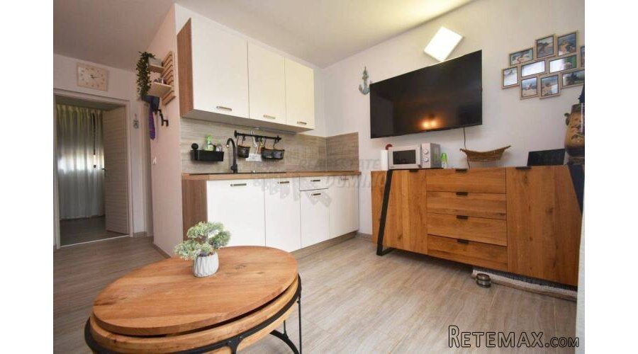Prekrasan apartman s terasom na 200 metara od mora! Otok..