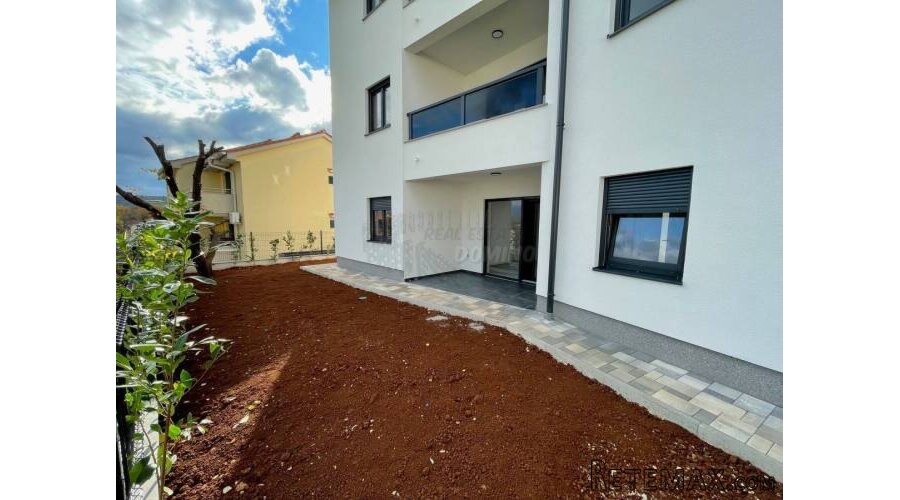 Prekrasan apartman u novogradnji s vrtom!