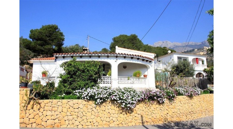 This well maintained property is located within walking..