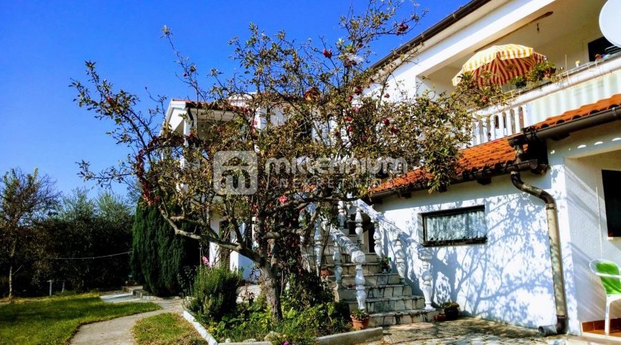 Istra, Vižinada, kuća s 4 stana okružena zelenilom - 8