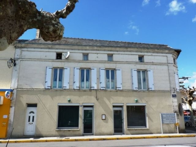 Building: business + apartment in a..