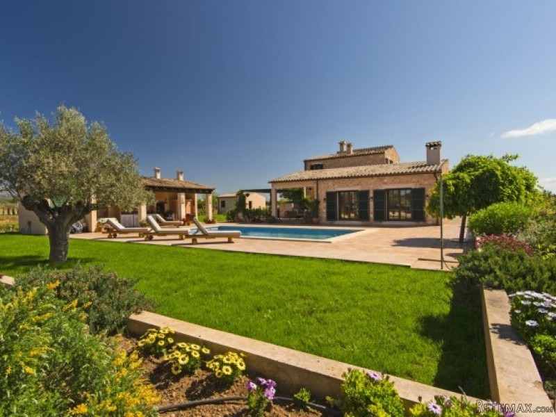 Well Located Country House Between..