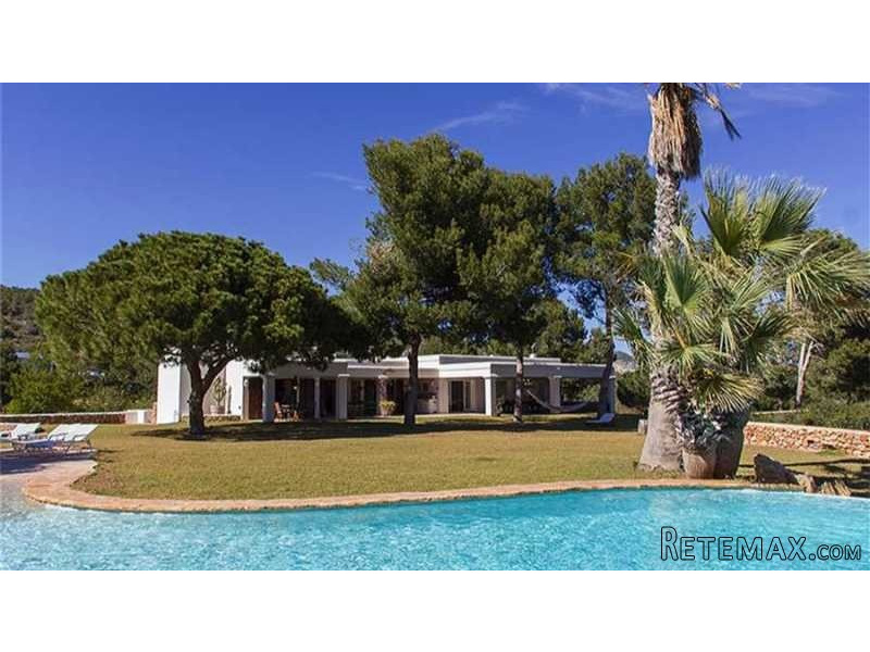 Stunning property with views to the sea
