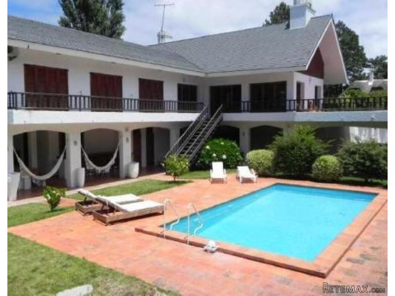6 Bedroom House - For Rent - Golf