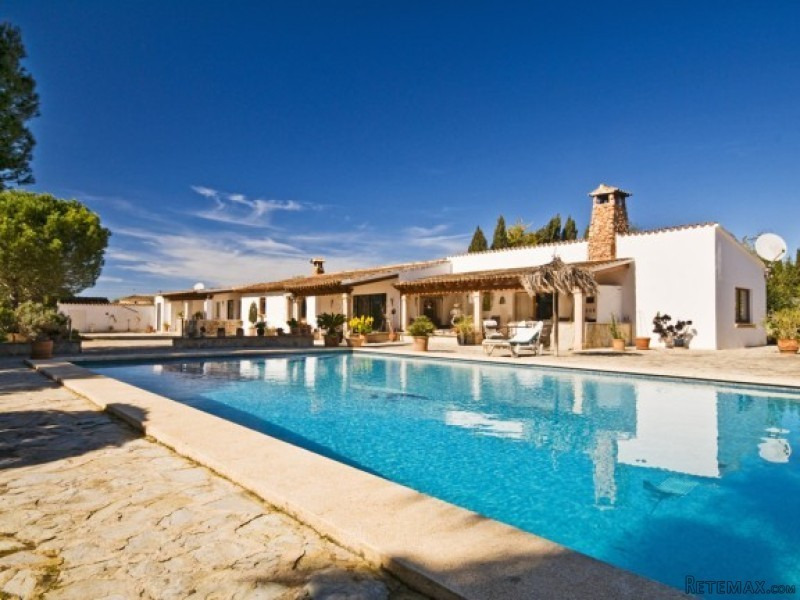 Idyllic Country House With Guests'..