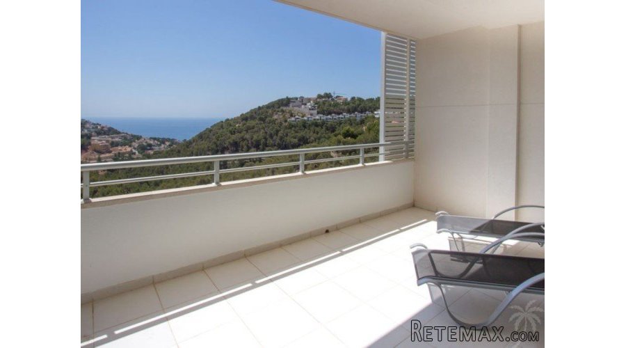 Spacious and bright apartment with two bedrooms and two..