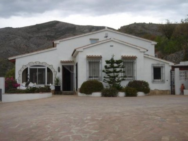 4 Bedrooms - Villa - Alicante - For Sale