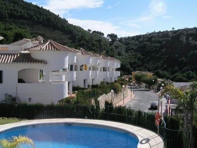 Town House - Wonderful semi-detached..