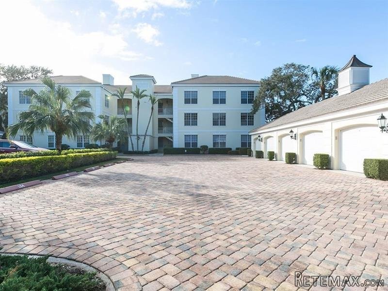 3 bedroom Flat For Sale: 100 Sable Oak..